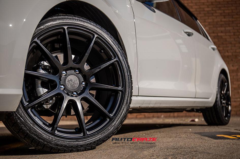 VOLKSWAGEN GOLF ESSEN SATIN BLACK